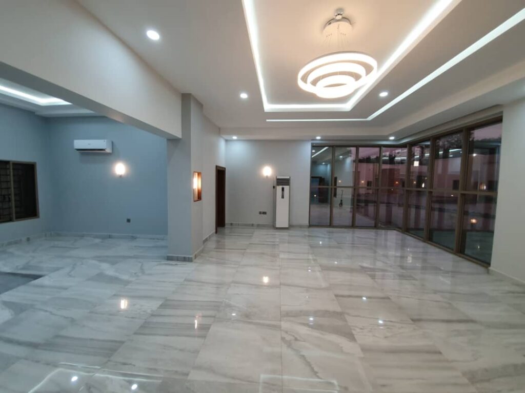 Hall with chandelier and Air Conditioning